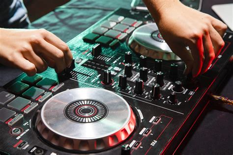 What Do DJs Use to Make Music: A Detailed Exploration of DJ Equipment and Techniques